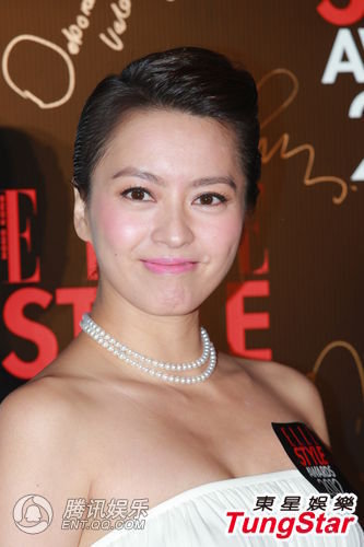 梁咏琪听郑伊健新婚忙送祝福 昔日玉女白裙丰韵