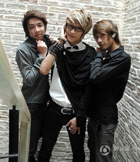 火爆网络的雷人越南HKT组合 十年对比见证转变