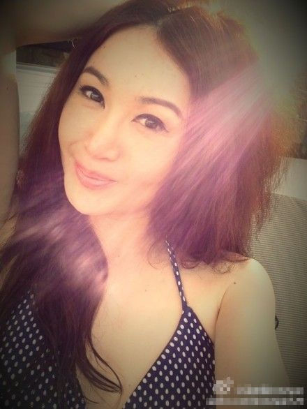 47岁温碧霞晒性感比基尼照