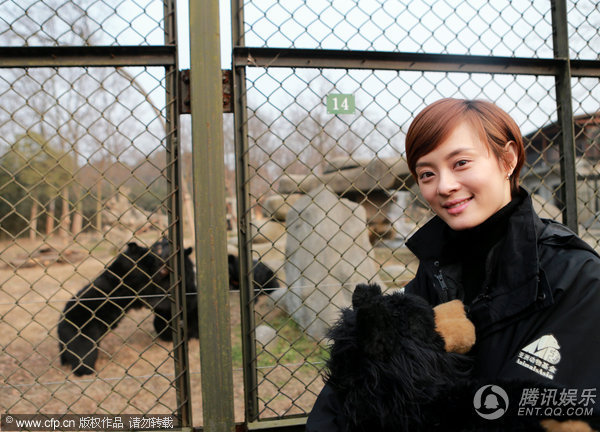 组图:孙俪探访黑熊救护站 为动物取名“萱萱”