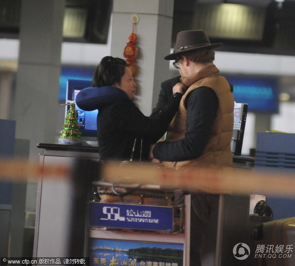 组图:袁莉素颜似中年妇女 外籍丈夫冬天穿拖鞋