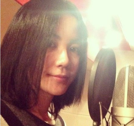 王菲为赵薇新片录歌 短发素颜照被赞似少女