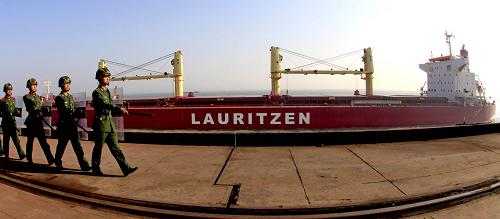 曹妃甸边防检查站的官兵在矿石码头巡逻(4月2日摄)。记者从曹妃甸边防检查站获悉,曹妃甸口岸今年一季度出入境船舶738艘,同比去年增长45.8%,进出口货物达3800万吨,同比去年增长24.8%,创历史新高。新华社发(王小雪 摄)